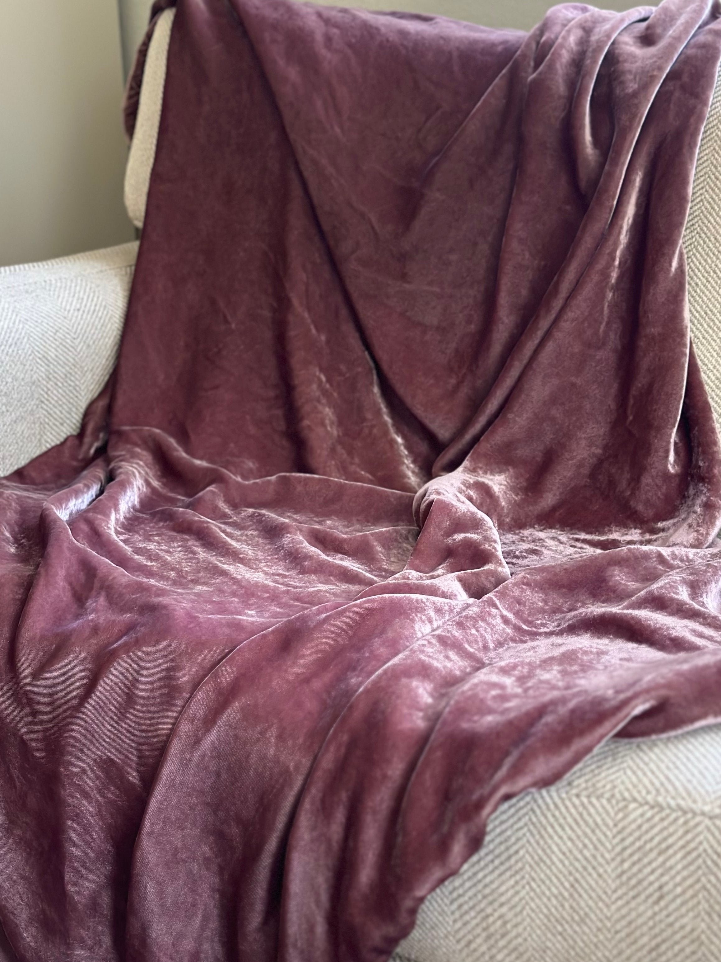 Luxury silk velvet blanket in pink mauve rose tone